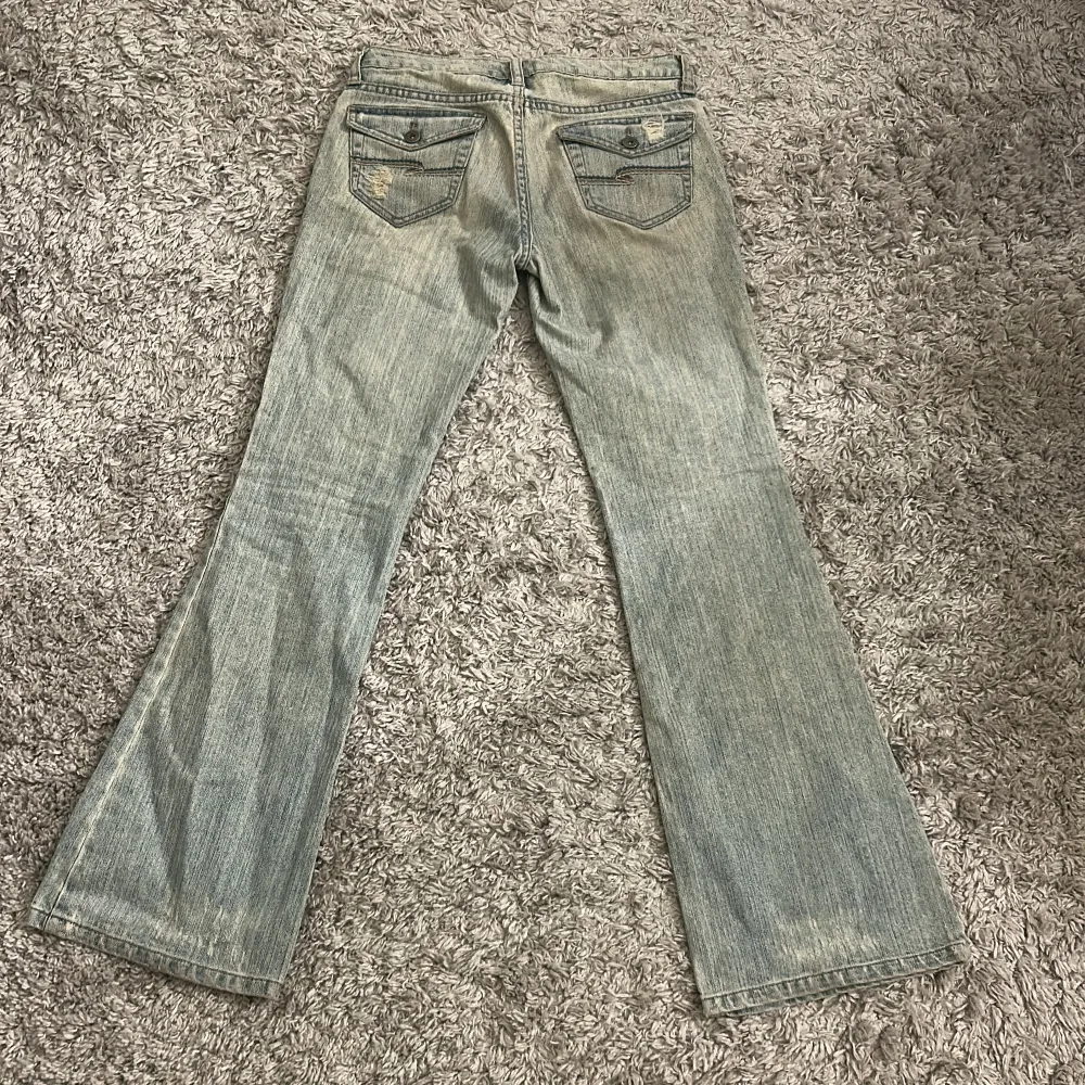 Säljer mina lågmidjade bootcut Jeans som jag köpte här på plick, har bara använt de en gång och är i bra skick☺️. Jeans & Byxor.