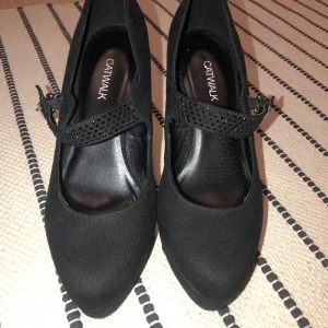 NYA catwalk skor  - Helt felfria trendiga högklackade skor med stjärndetaljer på klacken 💕 är storlek 37 men är nästan för stora för mig som har storlek 38. Använda en gång på en temafest 🫶 Perfekta till fest / stunder då man ska vara uppklädd (: hör av dig vid frågor! 