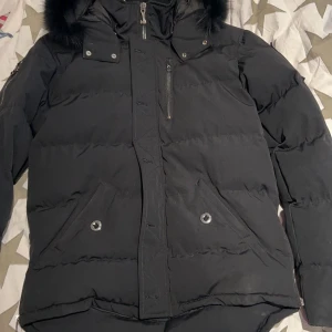 Jacka moose nuckles  - En moose nuckles jacka i storlek m nästan knabbt använt  Säljs för den är för litet 