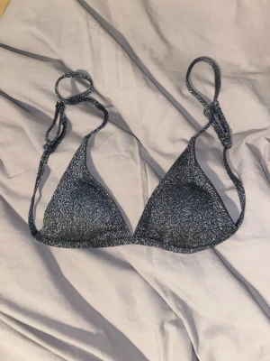 Glitter bikini - Från shein, säljer även underdel 