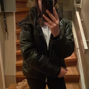 Zara jacka  - Superfin zarajacka! Använd Max 3 gånger så i väldigt bra skick!❤️Kan skicka närmare bild på materialet om det önskas! Nypris 700kr