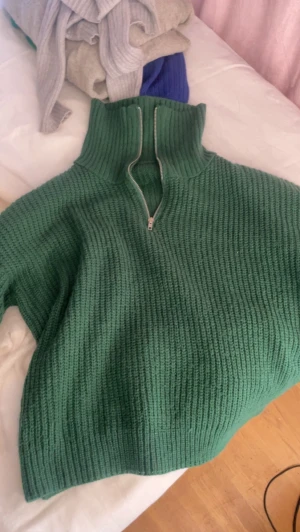 Stickade Tröjor  - Säljer ett par tröjor med storlek XS, 40kr st