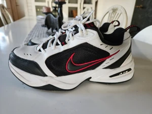 Nike air monarch - Storlek 42.5 4 månader gamla  Knappt använda  Nypris 879:-