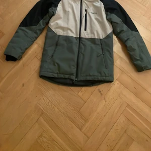  varm Everest jacka  🧥  - Hej! Jag säljer en Everest jacka som man kan ha när man åker skidor eller bara när det är kallt Den är grön beige och svart. det är i storlek 146👍💗