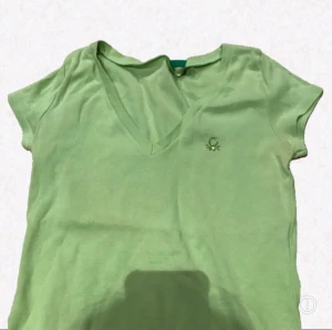 Benneton t shirt - Y2kkkkkk. Den formar sig tight👌