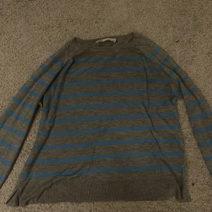 Randig zara tröja  - Kommer inte till användning men i gott skick och stretchigt material 