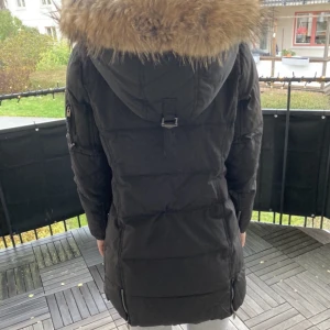 Rockandblue vinterjacka! - Säljer nu min Rock and blue jacka! Köpt på Johnells för 4799kr men säljer för 900kr. Knappt använd alls, är i väldigt bra skick💗💗 Kan mötas upp i Stockholm eller posta den.