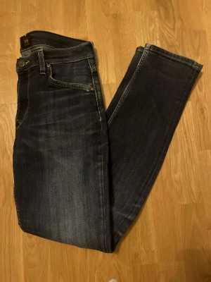 Lee jeans - Säljer ett par snygga jeans från märket Lee! Om du har funderingar eller frågor så är det bara att höra av dig så varar jag så snabbt jag kan!🤩