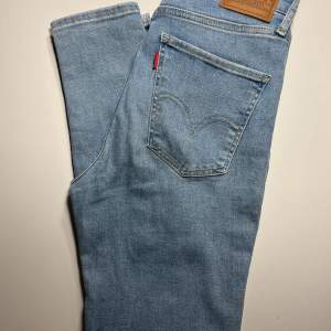Levi’s-jeans, modell Mile High Super Skinny, ljusblå, W28 L28, använda cirka 10 tillfällen. Fint skick.