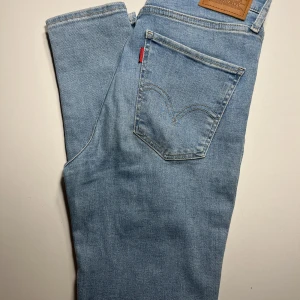 Jeans Levi’s Mile High Super Skinny, 28 - Levi’s-jeans, modell Mile High Super Skinny, ljusblå, W28 L28, använda cirka 10 tillfällen. Fint skick.