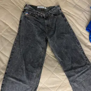 Raka svarta jeans från 93 denim med den gamla loggan. Väldigt bra skick då dom bara är använda en vinter🩷 Nypris 1 300kr. Pris kan diskuteras 