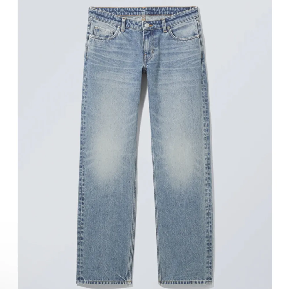  aldrig använda då dem är förstora men jätte fina och de e dem som trenden på weekday jätte mycket jätte skön fin och bra pris orgiens pris är 590 men sällheten för 290 💗. Jeans & Byxor.