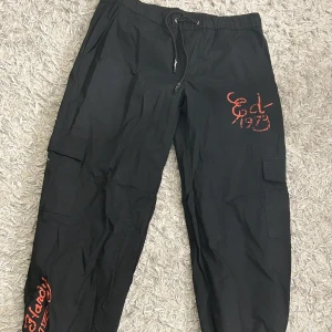 Ed hardy cargobyxor - Säljer nu dessa supercoola cargobyxorna från ed hardy då de inte används. Nyskick!! 🩷