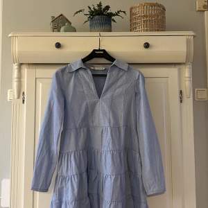 Blå långärmad kortklänning från Zara i storlek Xs