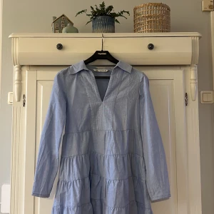 Blå kortklänning - Blå långärmad kortklänning från Zara i storlek Xs