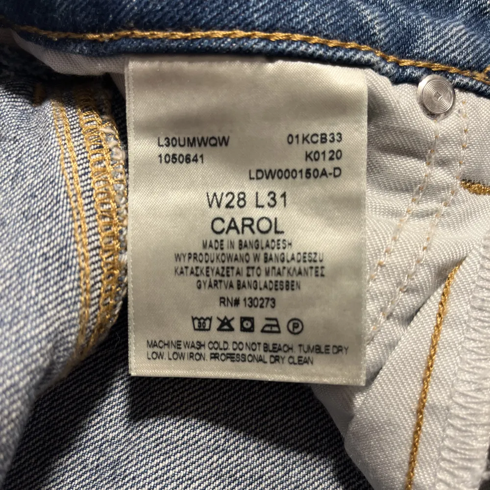 Lee-jeans, modell Carol, ”mellanblå”, W28 L31. Använda få gånger, färre än fem gånger. Som nya.. Jeans & Byxor.