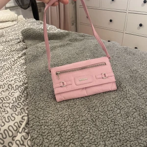 Rosa väska  - Säljer nu denna super gulliga rosa lilla väska. Säljer då jag tyvärr inte har tid att använda den längre.