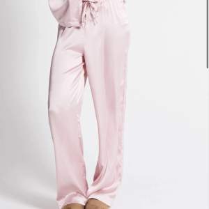 Säljer mitt rosa pyjamasset som jag aldrig använt! 🩷Överdelen är i storlek xs och nederdelen s. Slutsåld på lager 157 🫶🏼