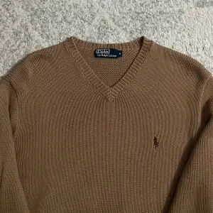Ralph Lauren Beige Knitted V-Neck Jumper. Size M. In very good condition without defects. Very comfortable and cool looking. Retail price is around 1900 kr. Write for more questions and dimensions🖤