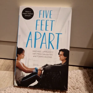 Five feet apart - Engelska utgåvan. Bocken är orörd och har inga skador förutom en liten vikning i vänstra hörnet på baksidan som man kan se i bild n.3. 