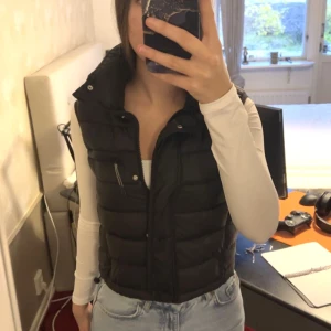 Kort väst - Svart kort väst från zara i storlek xs. Helt ny har aldrig använt❤️
