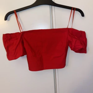 Superfin topp från Vesper - Superfin off shoulder-topp från märket Vesper. I ett väldigt stretchigt men ändå rejält material av bra kvalitet. Stängs med dold dragkedja i sidan. Verkligen superfin men kommer inte till användning och är i nyskick 🥰