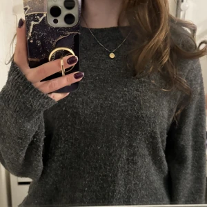 Stickad tröja  - Jättefina stickad tröja i fint skick. Säljer då jag inte känner att den passar min stil längre. Materialet klias inte och sticks inte heller.