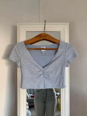 Topp från Princess Polly - Blå topp med vid blommor från Princess Polly i storlek 36