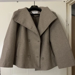 Bubbleroom kappa - Säljer min kappa i storlek 40, sparsamt använd. Nypris 900