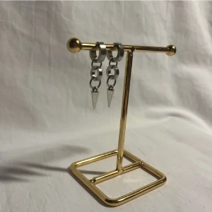 StilSthlm  - Super snygga örhängen! Finns endast i silver men kan göra linkande i guld Köp för 99kr/st Eller 169kr/paret. Modell 111.  Smyckes ställningen finns även att köpa för 299kr! 