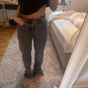 gråa jeans från zara❤️‍🔥 - så fina gråa jeans från zara, köpta på plick men kommer tyvärr inte till användning💓 storlek 38❤️