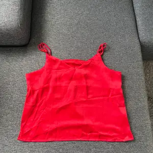 Röd silkes topp från Zalando (JJXX) i nyskick. I storlek XL men liten i storlek så hade även passat L