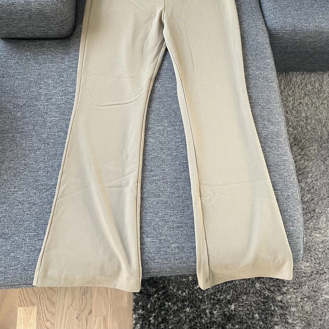 Utsvängda kostymbyxor i olivgrön aktig färg  - 91