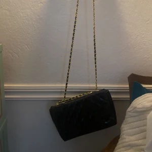 väska - Svart väska med gullig kedja. 