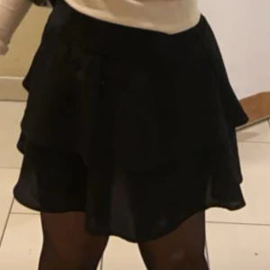 Svart kjol - Svart kjol säljes, skriv vid frågor eller intresse❤️