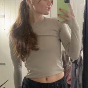 Beige träningströja - Beige träningströja passar S 🌼