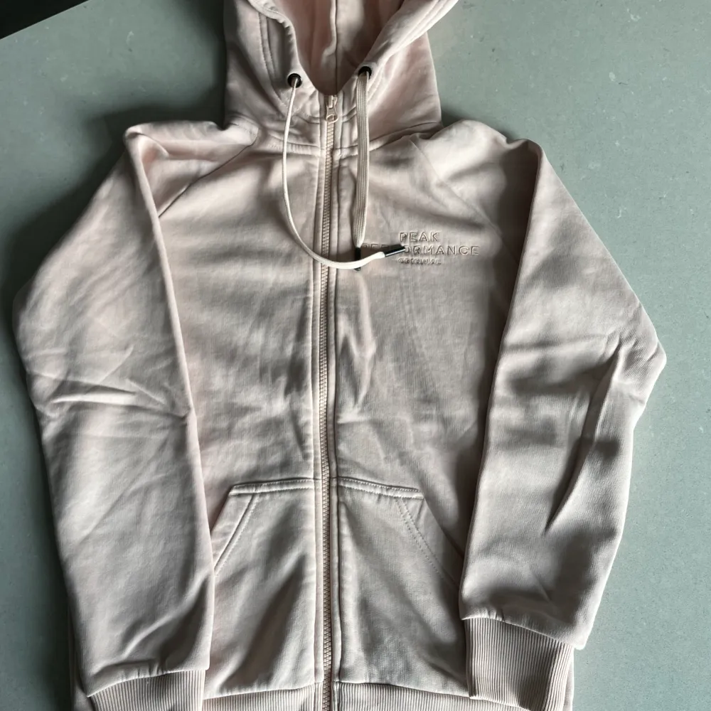Säljer denna puderrosa peak performance hoodie i storlek S. Skulle säga att dessa är lite mindre i storlek. Fortfarande mjuk inne. . Tröjor & Koftor.