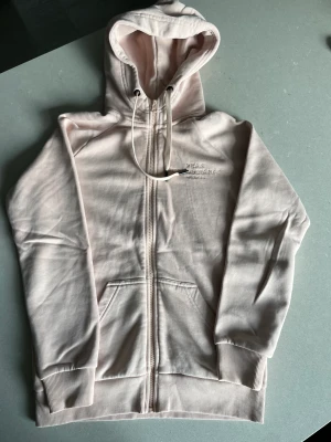 Puderrosa peak performance hoodie  - Säljer denna puderrosa peak performance hoodie i storlek S. Skulle säga att dessa är lite mindre i storlek. Fortfarande mjuk inne. 