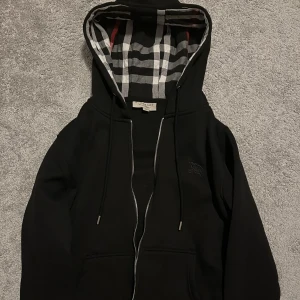Burberry Tröja  - Helt ny Burberry tröja den är oanvänd och den är i topp kvalite, det är bara att skriva om ni är intresserade 👍🏽