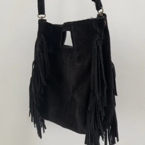 Läder väska  - Säljer en maje liknande väska Köpt i Italien. Den är 100% läder och i bra skick då den använts max 2-3 gånger. 