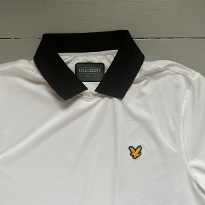 Lule& Scott Piké  - Oanvänd vit och fräsch Lyle & Scott  piké stl M perfekt för träning såsom golf!