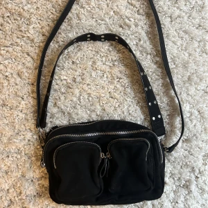 Svart väska  - Snygg svart väska!😍fint skick