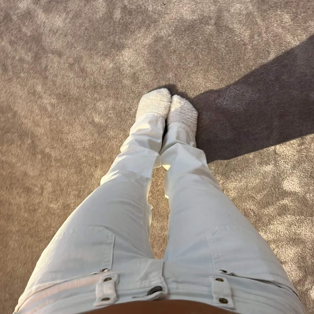 Lågmidjade vita jeans som är bootcut i modellen! Så galet snygga och kan göra en tråkig outfit mycket roligare, älskar!!😍 Midjemått: 38cm Innerbenslängd: 81cm. Använd gärna köp nu!💗. Jeans & Byxor.