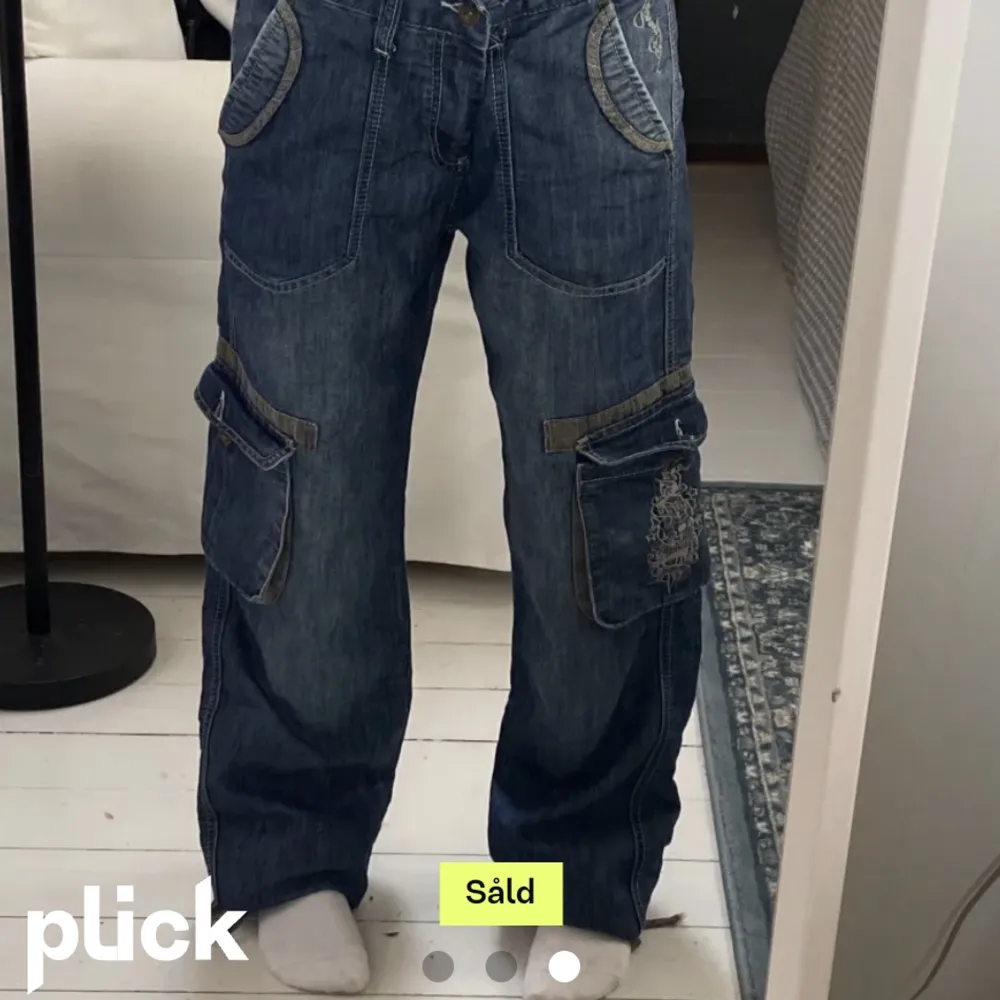 (Inte mina bilder) köpte dom här byxorna för tre veckor sen men dom passade inte så säljer dom igen. Använt 1 gång och inga fel på dom. Jeans & Byxor.