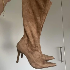 Boots - Imitationsmocka. Jättefint skick. Secondhand. Använt 1 gång 🤎