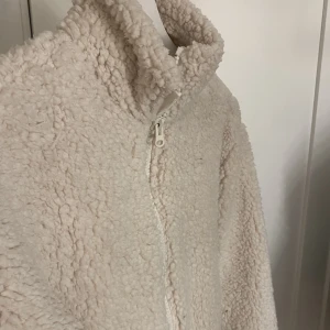 teddykofta - Jättemysig teddykofta/jacka i ljusbeige färg🤍 inga tecken på användning då den endast är provad, säljer då det inte är min stil 💕💕 tryck inte på köp nu utan att kontakta mig först!