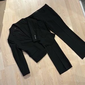 Kostym  - Dam kostym från Ann Taylor  Använd fåtal gånger  Storlek 6 på byxorna och 8p på kavajen  Köpare står för frakt 