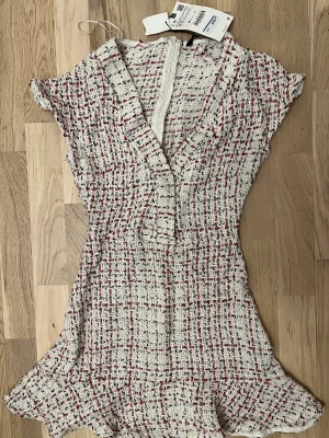 Zara klänning  - Klassig klänning från Zara. Aldrig använd helt ny.