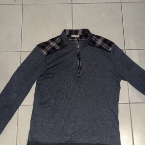 Burberry Sweatshirt  - Säljer då jag aldrig använder den. Den är i bra skick och sitter ganska tight så den funkar som XS också. 