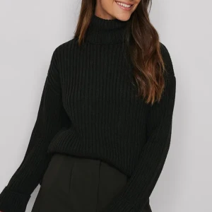 Polotröja - Säljer denna helt oanvända polotröjan, fick i födelsedagspresent och vet inte vart den är ifrån, men ser precis likadan ut som på bilden, skriv privat för bilder!